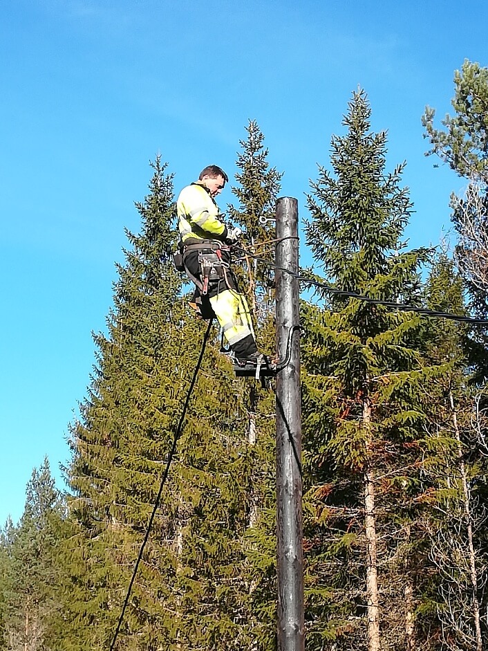 Stig Dyrhaug monterer strømkabel og nye LED armaturer